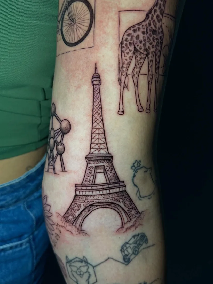 Torre Eiffel em fine line no braco