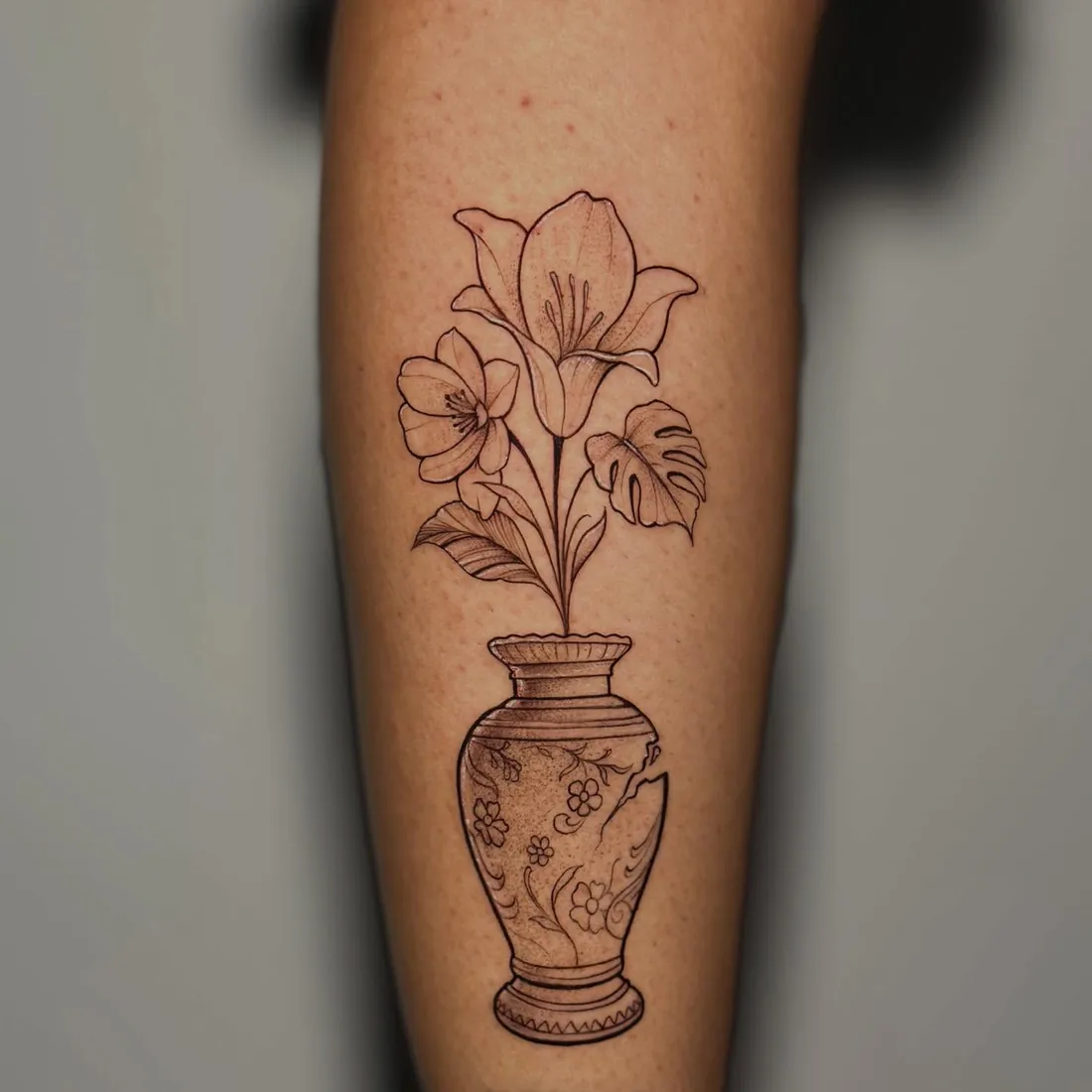Vaso com flores em fine line na perna