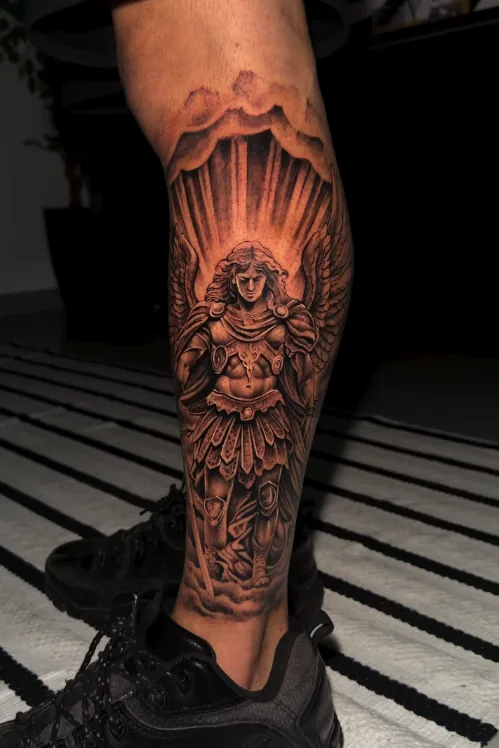 Arcanjo de espada e asas abertas em realismo na panturrilha