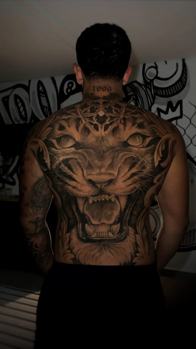 Fechamento de costas com felino em realismo preto e cinza