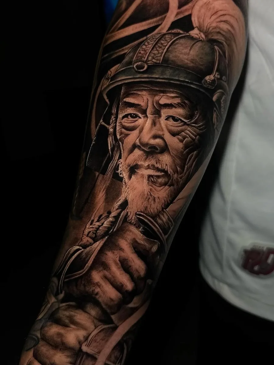 Guerreiro samurai em realismo preto e cinza no antebraco
